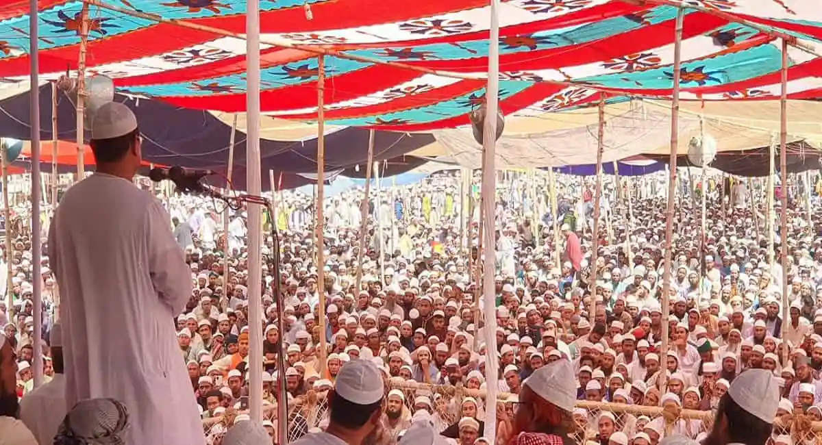 জনসমাগমে ইসলামি শিক্ষার গুরুত্ব আলোচনা করছে বক্তা. Channel i News - চ্যানেল আই নিউজ