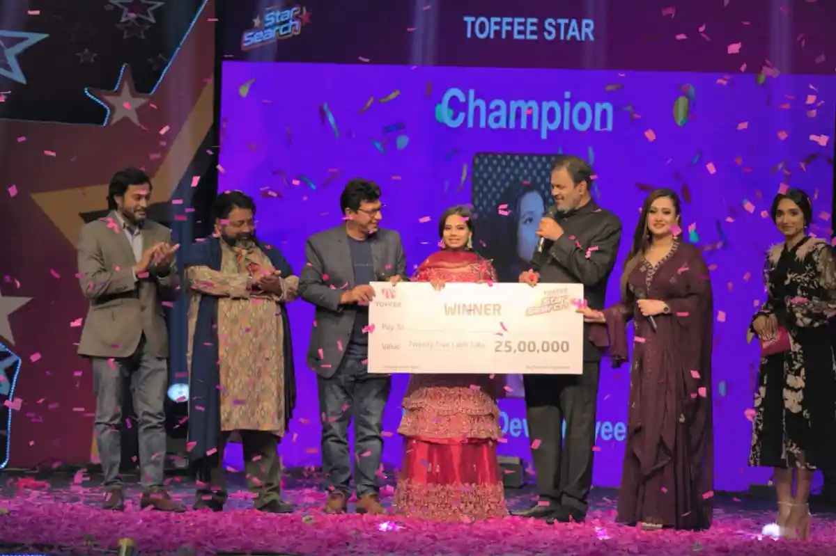 টফি স্টার সার্চের চ্যাম্পিয়ন মহিমা পুরস্কার গ্রহণ করছেন. Channel i News - চ্যানেল আই নিউজ