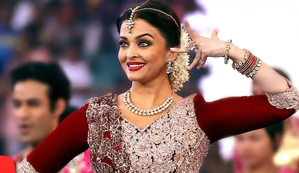 ঐশ্বরিয়া সুন্দর নাচের পোজে, পারফর্মিং আউটডোরে. Channel i News - চ্যানেল আই নিউজ