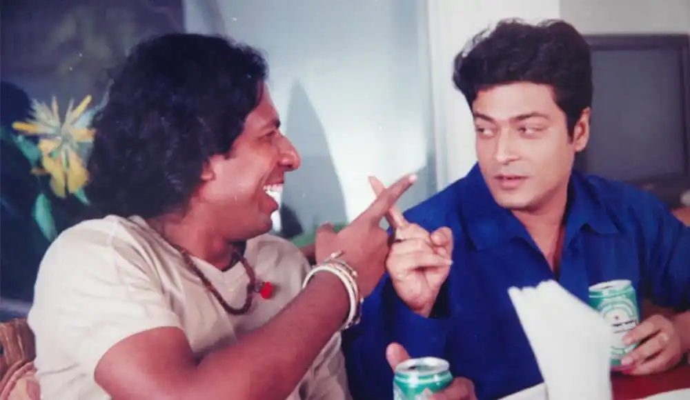 চ্যানেল আই অনলাইন শো 'ব্যাচেলর' এর দৃশ্য, দুই ব্যক্তি হাসিমুখে আলোচনা করছে. Channel i News - চ্যানেল আই নিউজ