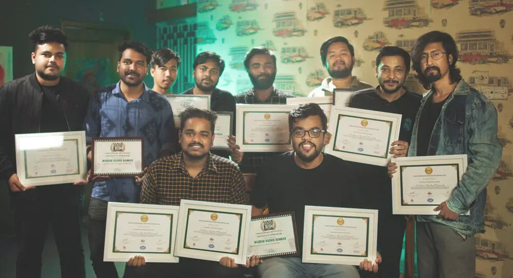বান্নাহ’র সদস্যরা পুরস্কার গ্রহণের সময় ছবি, বাংলাদেশি সংবাদ মাধ্যমের জন্য উপযুক্ত. Channel i News - চ্যানেল আই নিউজ
