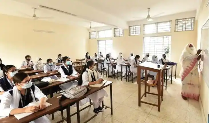 শিক্ষার্থীরা ক্লাসে বসে পড়াশোনা করছে, সবাই মাস্ক পরা. Channel i News - চ্যানেল আই নিউজ