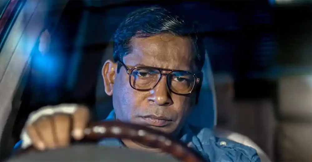 ইফতেখার একজন ড্রাইভার চরিত্রে গাড়ি চালাচ্ছেন, গভীর মনোযোগে. Channel i News - চ্যানেল আই নিউজ