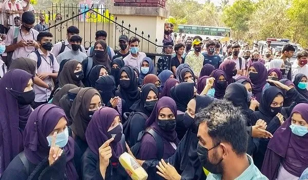 মধ্যপ্রদেশে হিজাব বিতর্কে বিক্ষোভরত নারীরা মুখোশ পরা. Channel i News - চ্যানেল আই নিউজ