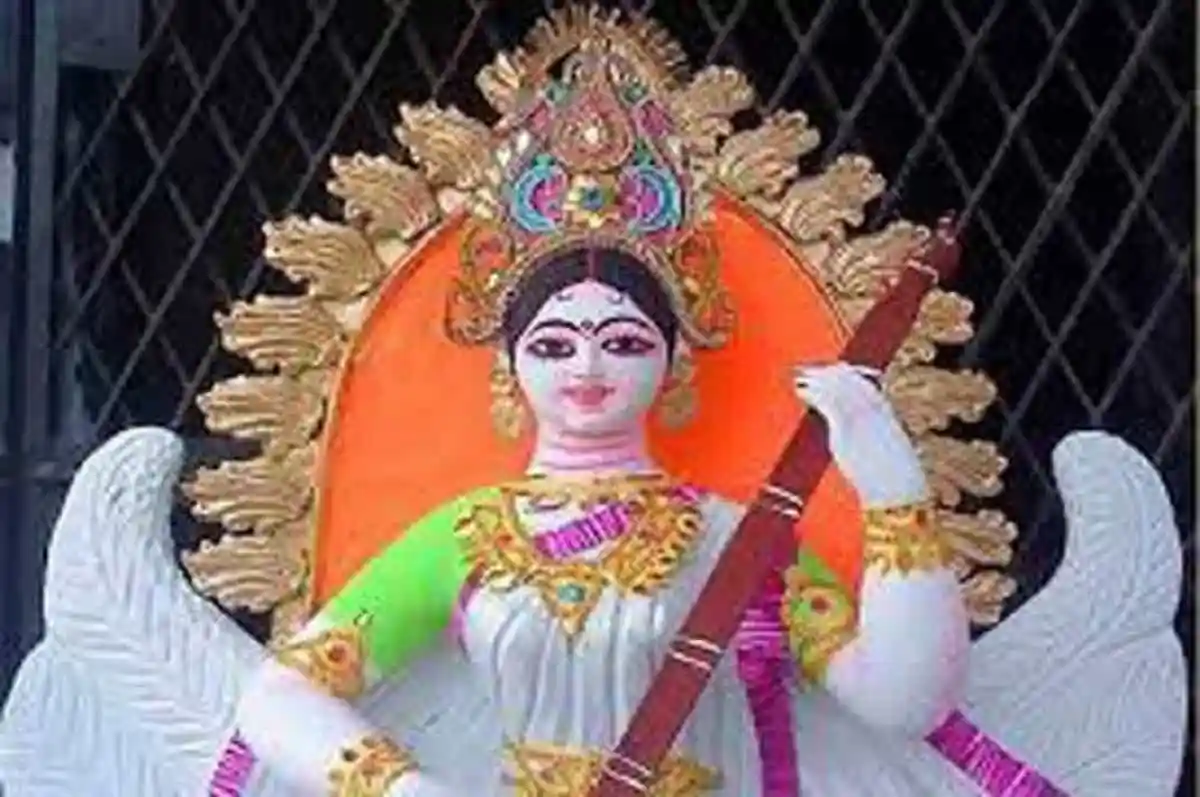 সরস্বতী দেবীর পুজোতে সুন্দর মূর্তি ও সাজসজ্জা. Channel i News - চ্যানেল আই নিউজ
