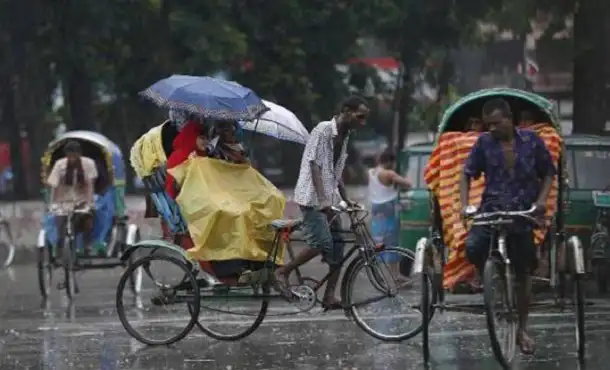 বৃষ্টির সময় রিকশা ও অটোচালকরা রাস্তার মধ্যে চলাচল করছে. Channel i News - চ্যানেল আই নিউজ