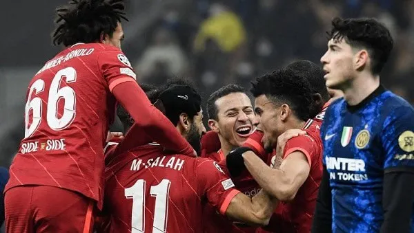 লিভারপুল ফুটবল দলের খেলোয়াড়রা জয় উদযাপন করছে. Channel i News - চ্যানেল আই নিউজ