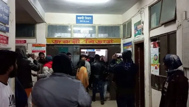 মাদারীপুরে কৃষকলীগ নেতাকে কুপিয়ে হত্যার ঘটনায় জনতার ভিড়. Channel i News - চ্যানেল আই নিউজ