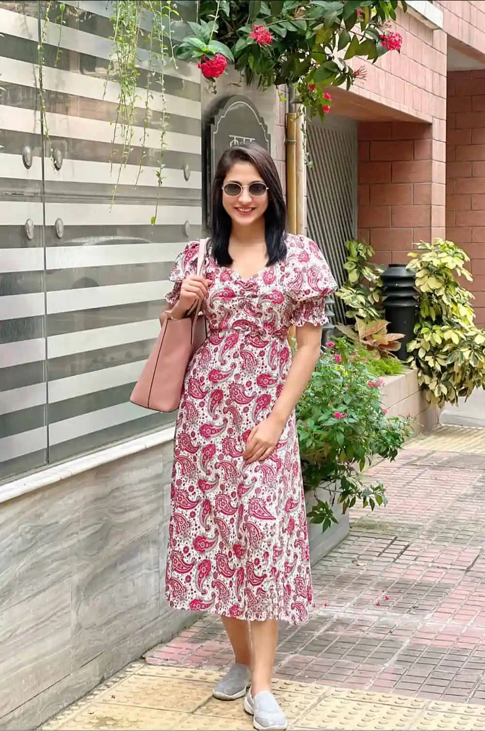 মেহজাবীন হালকা পোশাক ও সানগ্লাসে হাসিমুখে দাঁড়িয়ে. Channel i News - চ্যানেল আই নিউজ