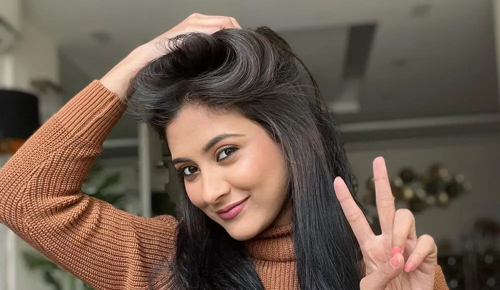 মেহজাবীন হাসিমুখে পোজ দিচ্ছেন, ক্যামেরার দিকে তাকিয়ে. Channel i News - চ্যানেল আই নিউজ