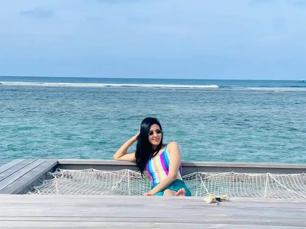 মিম মালদ্বীপে সমুদ্রের পাশে বসে রোমান্টিক মুহূর্ত উপভোগ করছে. Channel i News - চ্যানেল আই নিউজ