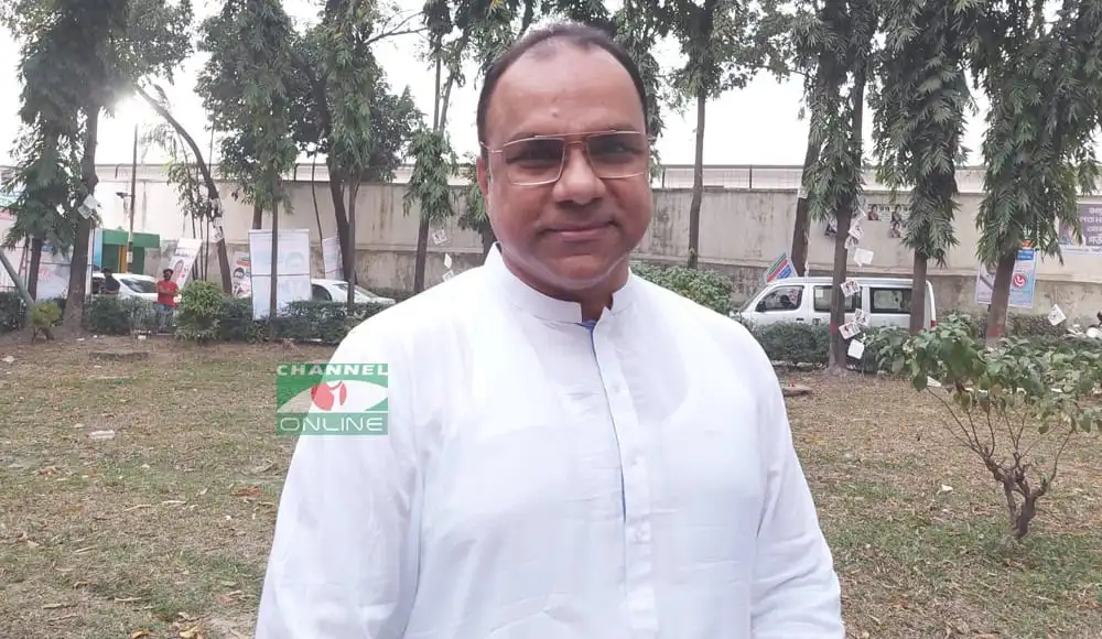 বাংলাদেশের একজন জনপ্রিয় ব্যক্তিত্বের ছবি, পরিপাটি পোশাক পরা. Channel i News - চ্যানেল আই নিউজ