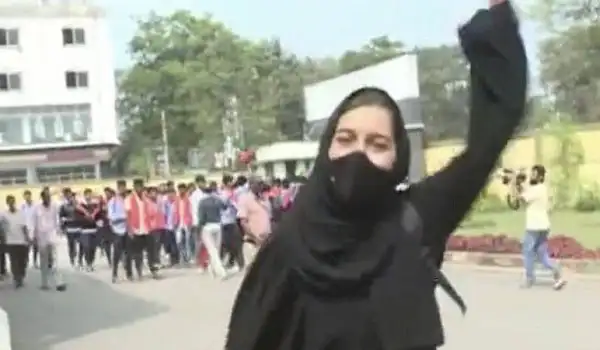 মুসকান খান হিজাব বিতর্কে ভিডিও ভাইরাল, জনতার মাঝে উপস্থিত. Channel i News - চ্যানেল আই নিউজ