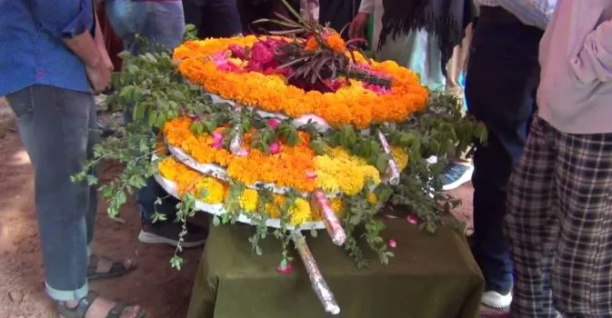 শ্রদ্ধাঞ্জলি অর্পণের জন্য ফুলের মালা ও শোকের প্রতীক. Channel i News - চ্যানেল আই নিউজ