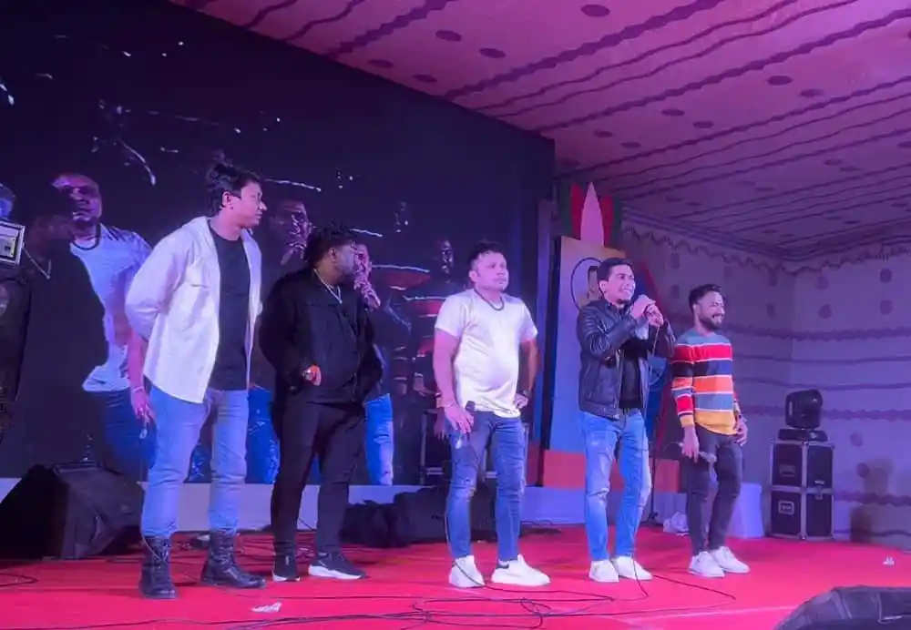 নোয়াখালীতে ব্যাচেলর পয়েন্টের দলীয় পারফরম্যান্সের ছবি. Channel i News - চ্যানেল আই নিউজ