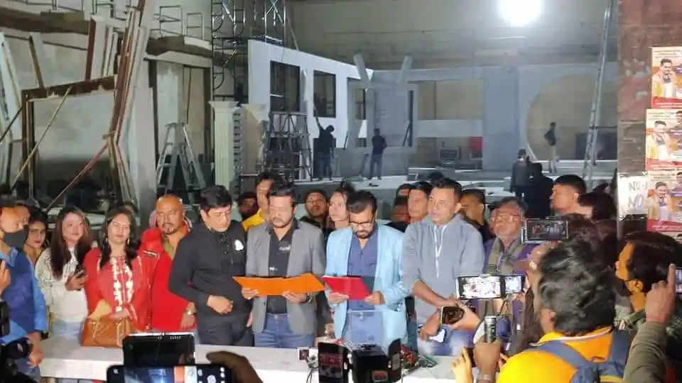 চিত্রনায়ক ইমন শপথ গ্রহণের সময় উপস্থিত জনতা ও সাংবাদিকরা. Channel i News - চ্যানেল আই নিউজ