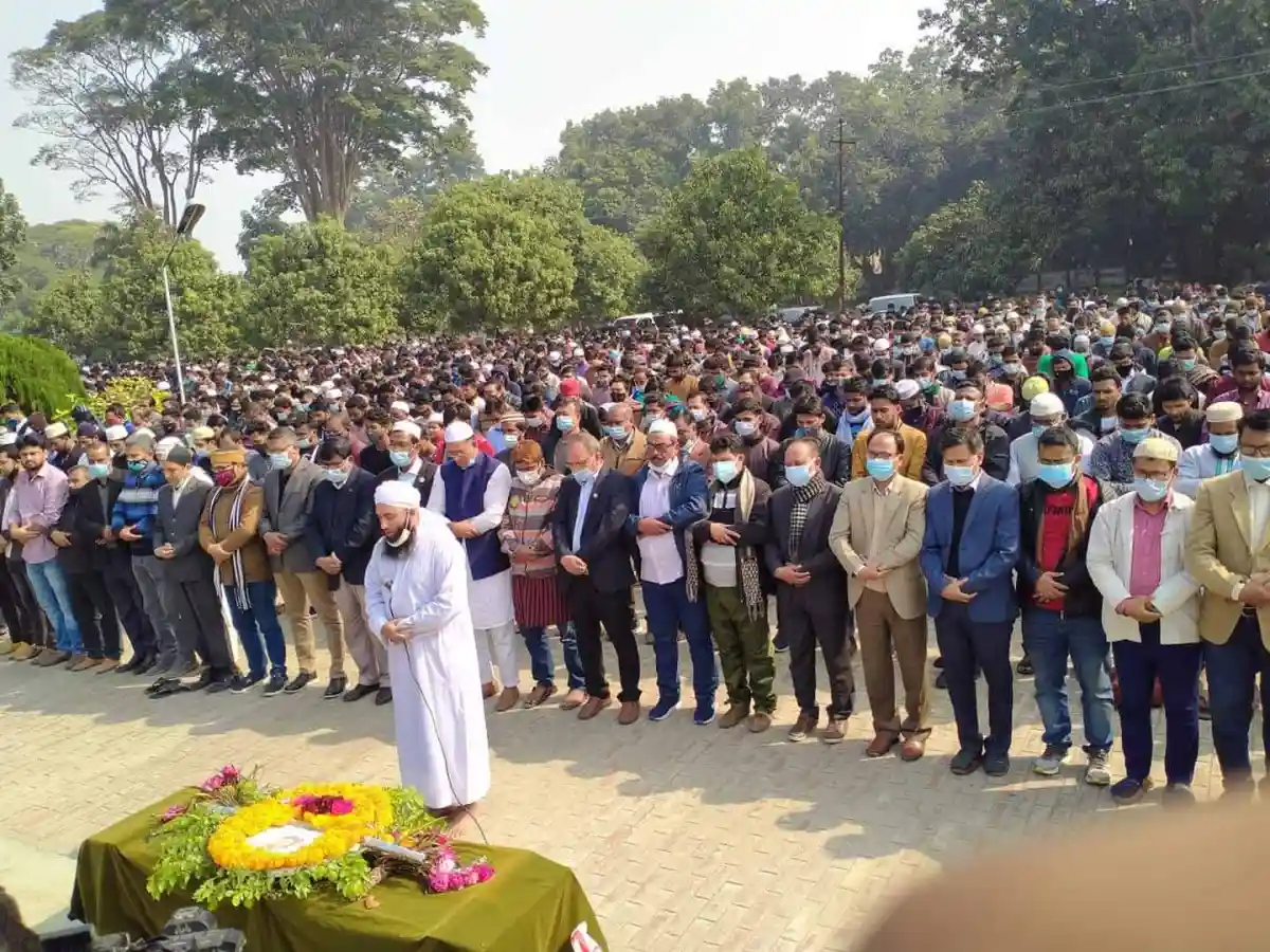 হিমেলের জানাজায় হাজারো মানুষ অংশগ্রহণ করছে, প্রিয় ক্যাম্পাসে শোকের ছায়া. Channel i News - চ্যানেল আই নিউজ