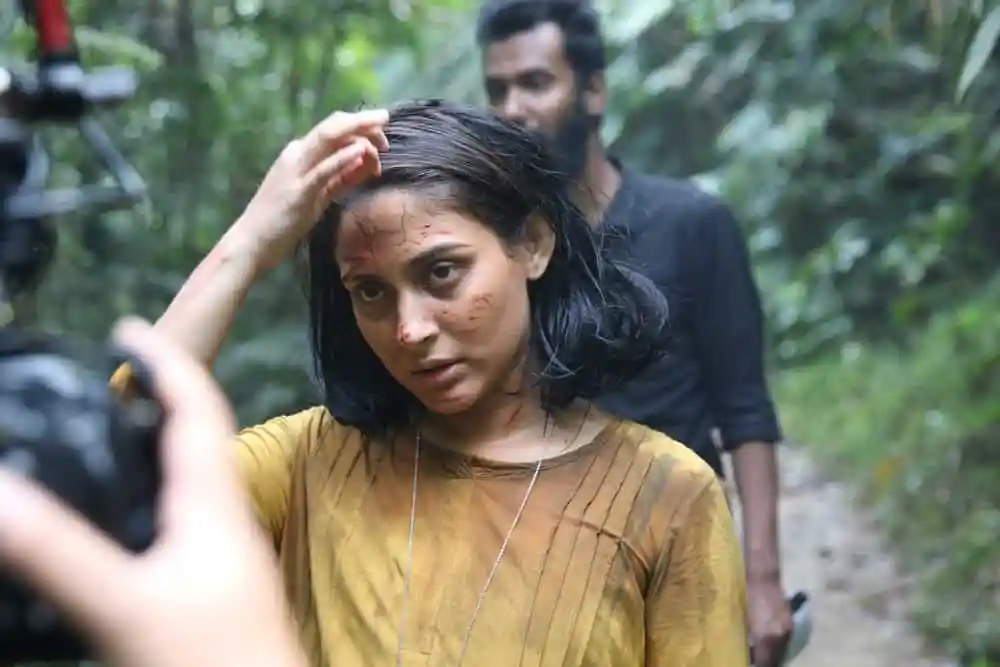 অভিনেত্রী চুল ঠিক করতে চান্দের আলোতে, শুটিং সেটের বাইরে. Channel i News - চ্যানেল আই নিউজ