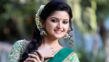 পরীমনি সুন্দর পোশাক পরা, হাস্যোজ্জ্বল ছবি. Channel i News - চ্যানেল আই নিউজ