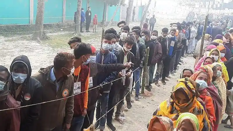 বাংলাদেশে ভোটার লাইনে দাঁড়িয়ে ভোট দিচ্ছেন মানুষ. Channel i News - চ্যানেল আই নিউজ