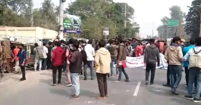 রাজশাহী বিশ্ববিদ্যালয়ে দ্বিতীয়বার ভর্তি পরীক্ষার দাবিতে মহাসড়ক অবরোধ. Channel i News - চ্যানেল আই নিউজ