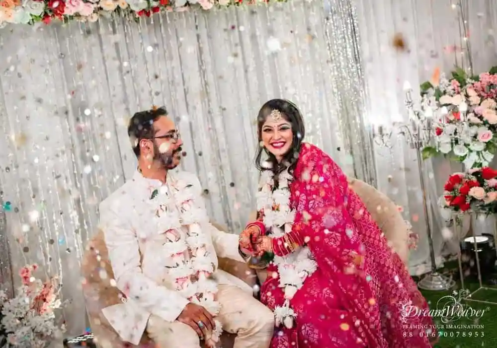 সারিকা ও তার স্বামী হাসিমুখে একসঙ্গে বসে আছেন, বিয়ের পরের প্রথম ছবি. Channel i News - চ্যানেল আই নিউজ
