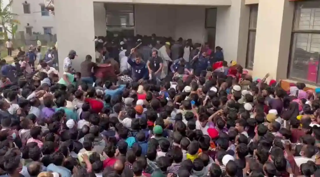 সাভারে টিকাকেন্দ্রে ভিড় ও পুলিশের লাঠিপেটা, জনতার মাঝে আতঙ্ক. Channel i News - চ্যানেল আই নিউজ