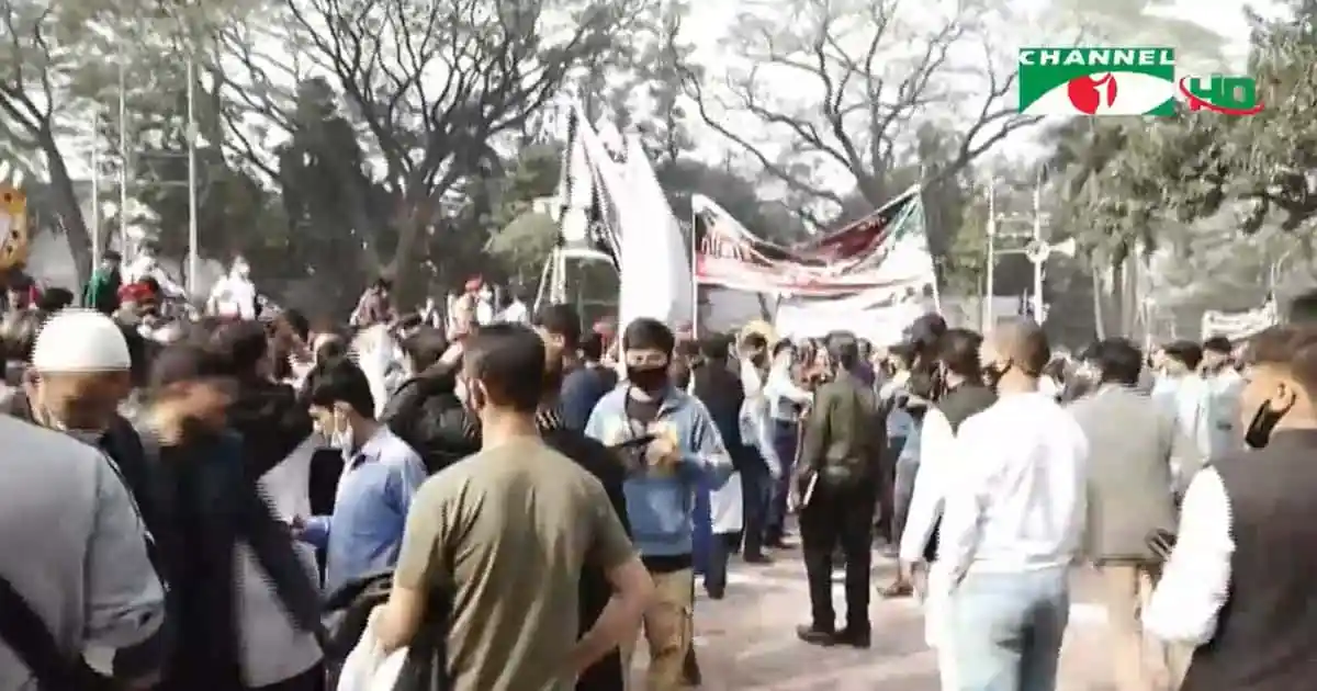 জনগণ কেন্দ্রীয় শহীদ মিনারে শ্রদ্ধা নিবেদন করছে।. Channel i News - চ্যানেল আই নিউজ