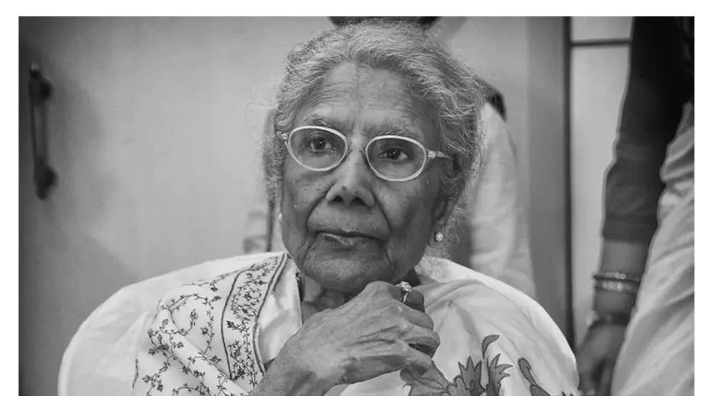 বয়স্ক নারী, সন্ধ্যা মুখোপাধ্যায়, স্মৃতি ও সম্মাননা অনুষ্ঠানে. Channel i News - চ্যানেল আই নিউজ