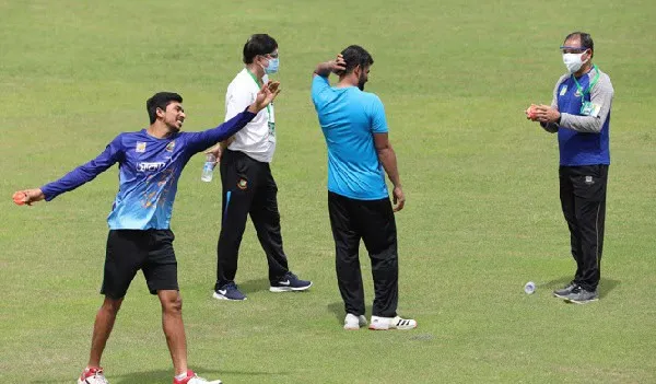 বাংলাদেশ ক্রিকেটাররা অনুশীলনে ব্যস্ত, একজন হাসিমুখে আনন্দ প্রকাশ করছেন. Channel i News - চ্যানেল আই নিউজ