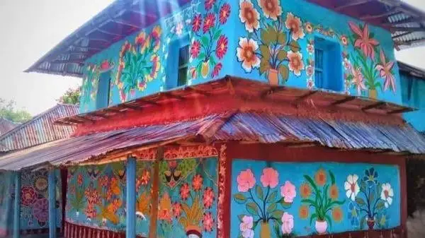 আলপনা গ্রাম যেন শিল্পীর পটে আঁকা ছবি, রঙিন বাড়ি ও ফুলের ডিজাইন. Channel i News - চ্যানেল আই নিউজ