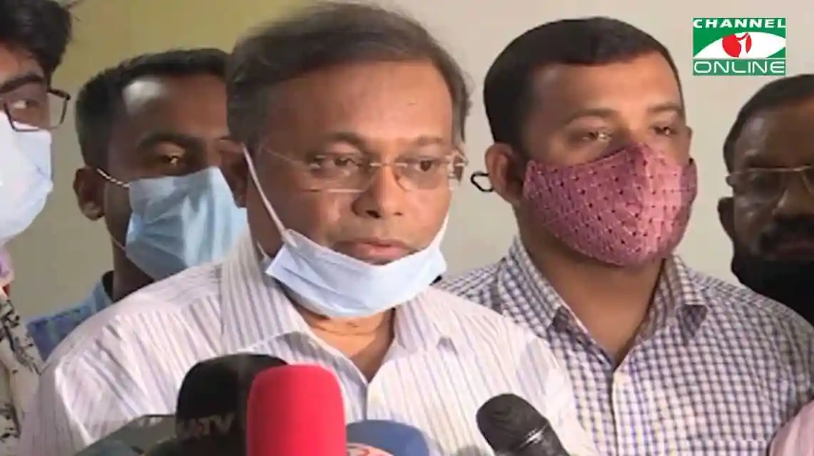 তথ্যমন্ত্রী সাংবাদিকদের সঙ্গে কথা বলছেন, সবাই মাস্ক পরেছেন।. Channel i News - চ্যানেল আই নিউজ