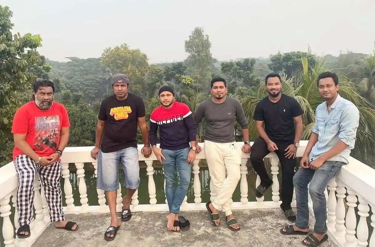 ছয়জন পুরুষের দল একটি ছাদে দাঁড়িয়ে ছবি তুলছে. Channel i News - চ্যানেল আই নিউজ