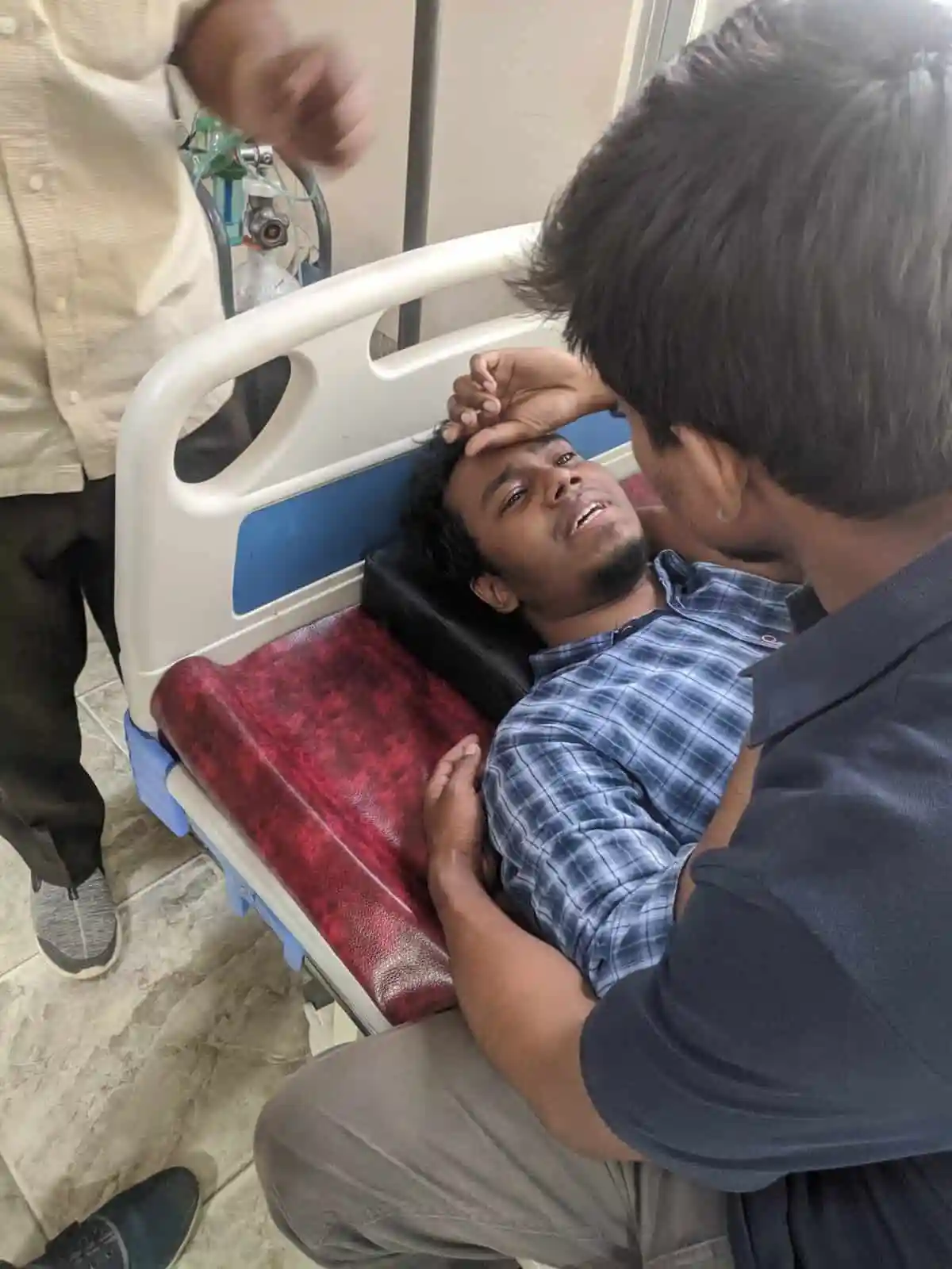 আহত শিক্ষার্থীকে হাসপাতালে চিকিৎসা দেওয়া হচ্ছে. Channel i News - চ্যানেল আই নিউজ