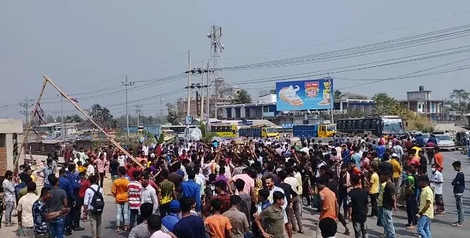 জনসমাগমের দৃশ্য যেখানে অনেক মানুষ একত্রিত হয়েছে. Channel i News - চ্যানেল আই নিউজ