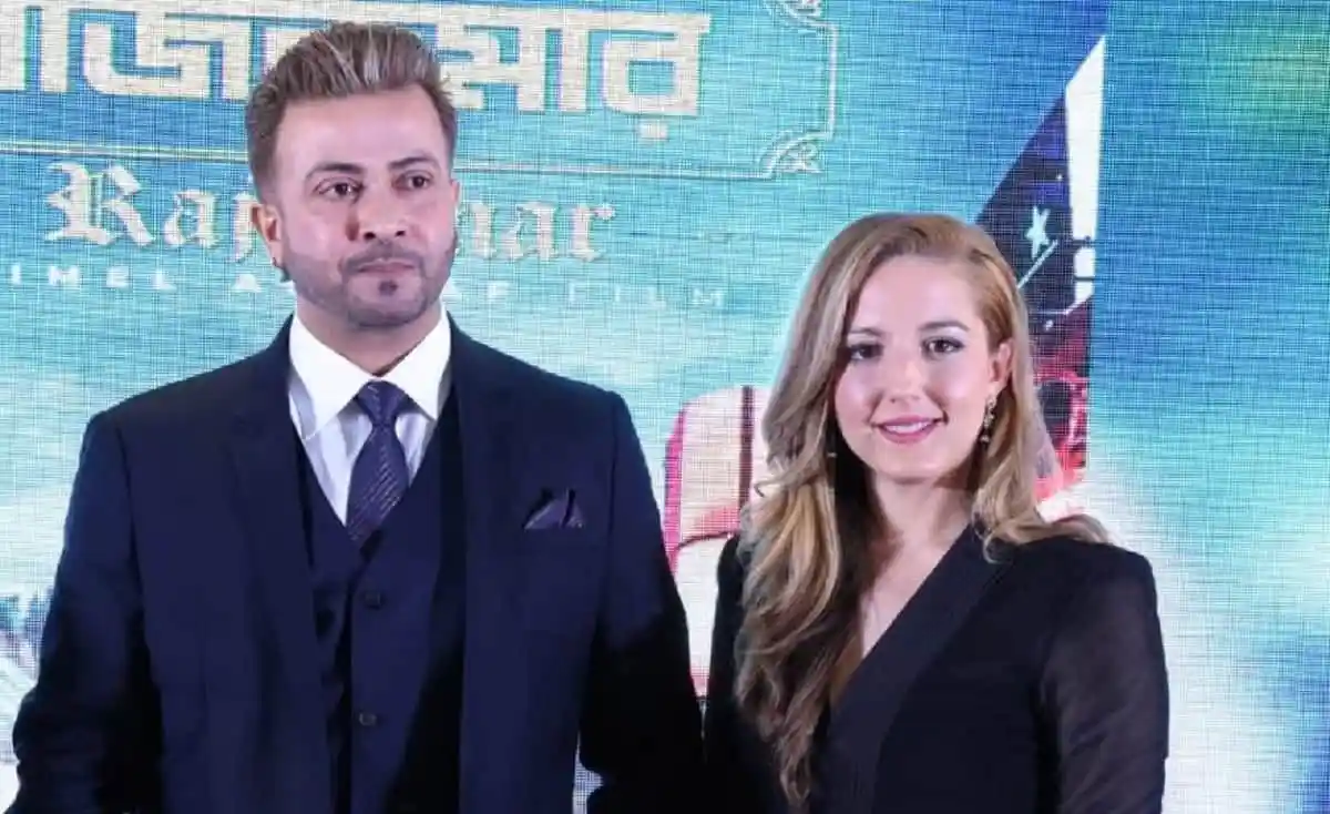 শাকিব খান ও মার্কিন অভিনেত্রী কোর্টনি কফি ছবি. Channel i News - চ্যানেল আই নিউজ