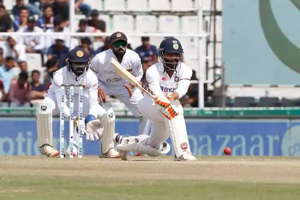 ভারতীয় ব্যাটসম্যান মোহালি টেস্টের দ্বিতীয় দিন জাদেজার ব্যাটে খেলছেন. Channel i News - চ্যানেল আই নিউজ
