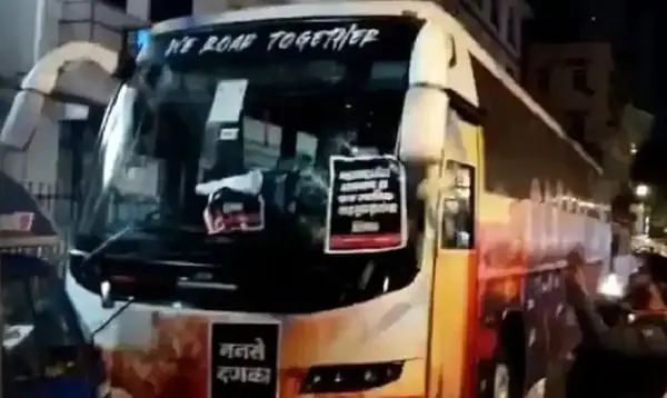 ঢাকায় একটি বাসের সামনে হামলার ছবি, রাতের দৃশ্য।. Channel i News - চ্যানেল আই নিউজ