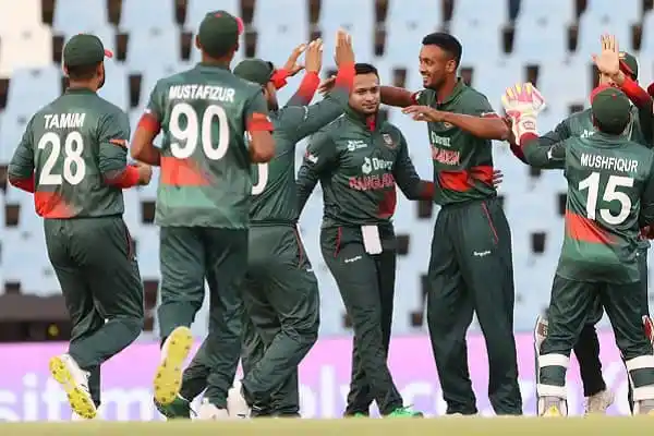 বাংলাদেশ ক্রিকেট দলের খেলোয়াড়রা উইকেটের জন্য উদযাপন করছে।. Channel i News - চ্যানেল আই নিউজ