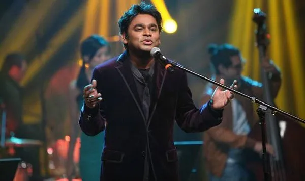এ আর রহমানের সঙ্গীত পরিবেশনা, মঞ্চে গায়ক ও ব্যান্ড সদস্যরা. Channel i News - চ্যানেল আই নিউজ