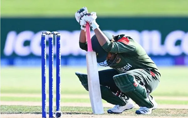ক্রিকেটার উইকেটের পাশে বসে মনোযোগীভাবে প্রস্তুতি নিচ্ছেন. Channel i News - চ্যানেল আই নিউজ