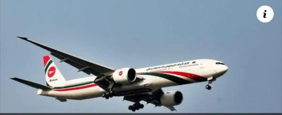 বিমান আকাশে উড়ছে, পাখা বিস্তৃত, আকাশের পটভূমিতে. Channel i News - চ্যানেল আই নিউজ