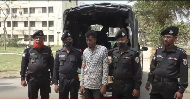 অভিযুক্ত যুবককে গ্রেপ্তার করে পুলিশ, চার পুলিশ সদস্যের উপস্থিতি. Channel i News - চ্যানেল আই নিউজ