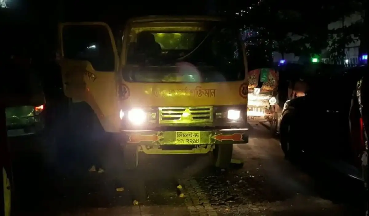 রাতের সময় সড়ক দুর্ঘটনায় আহত ব্যক্তিদের জন্য জরুরি সেবা উপস্থিত. Channel i News - চ্যানেল আই নিউজ