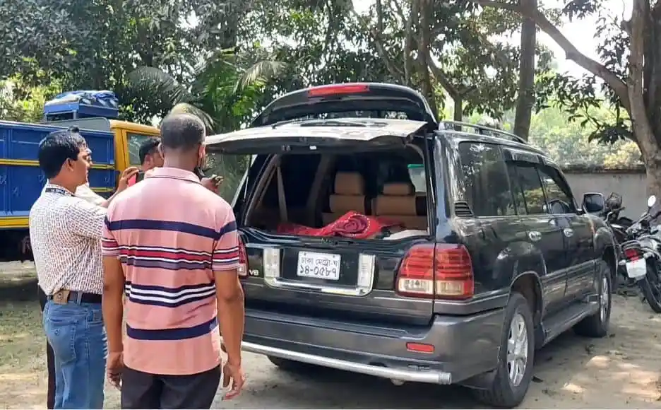 চ্যানেল আই অনলাইন: সচিবালয়ের গাড়িতে হাত-পা বাঁধা লাশ, পুলিশ ও প্রত্যক্ষদর্শীরা উপস্থিত. Channel i News - চ্যানেল আই নিউজ