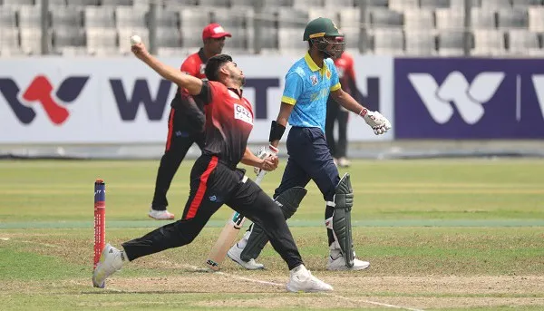 ক্রিকেট ম্যাচে রূপগঞ্জ টাইগার্সের খেলোয়াড়রা মাঠে ব্যাটিং ও বোলিং করছে. Channel i News - চ্যানেল আই নিউজ