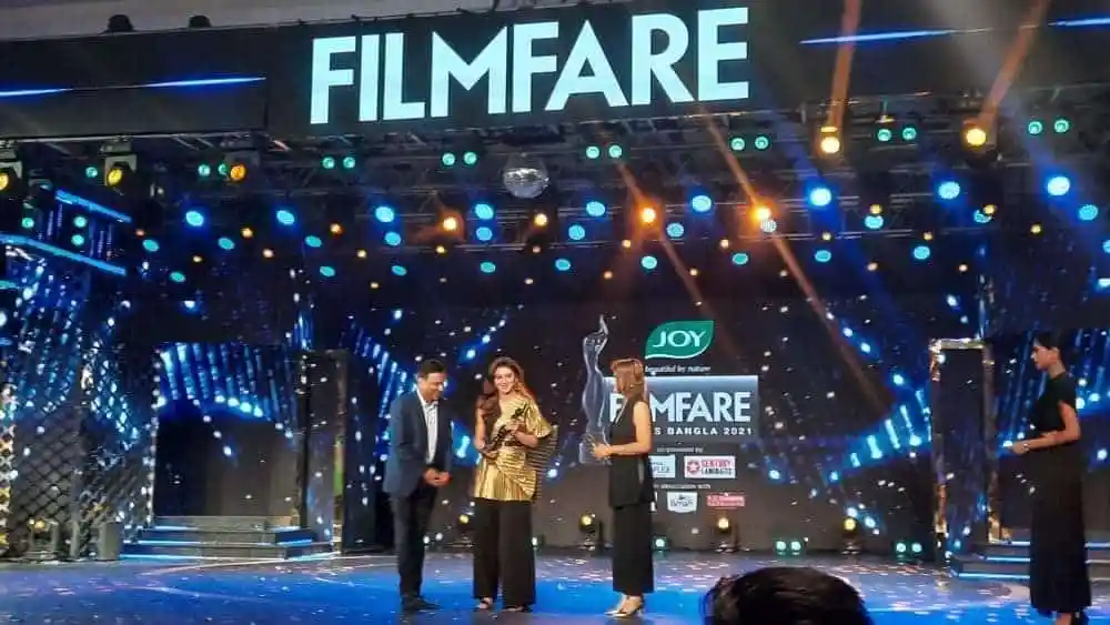 ফিল্মফেয়ার অ্যাওয়ার্ডে জয়া আহসান সেরা অভিনেত্রী পুরস্কার গ্রহণ করছেন. Channel i News - চ্যানেল আই নিউজ
