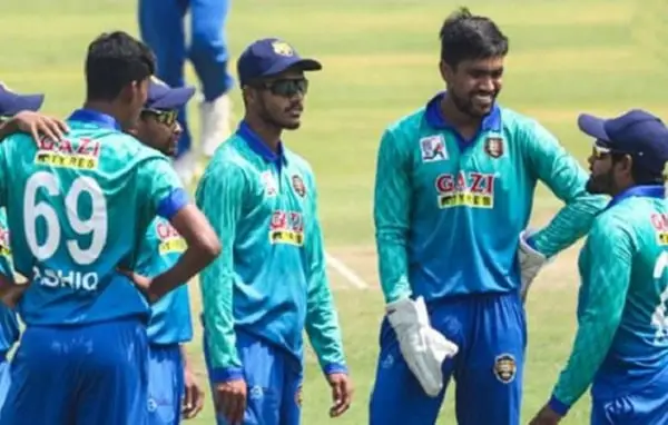 বাংলাদেশ ক্রিকেট দলের খেলোয়াড়রা মাঠে আলোচনা করছে. Channel i News - চ্যানেল আই নিউজ