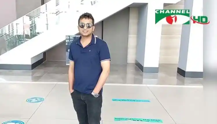 একজন যুবক সান্ত্বনা ও হাসিমুখে দাঁড়িয়ে আছেন, আধুনিক ভবনের ভেতরে।. Channel i News - চ্যানেল আই নিউজ