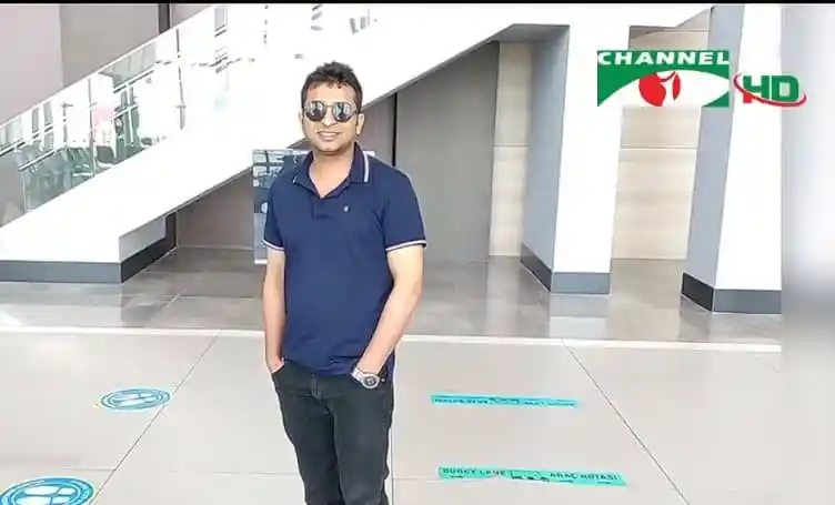 উইকেটের পাশে দাঁড়িয়ে হাস্যোজ্জ্বল যুবক. Channel i News - চ্যানেল আই নিউজ